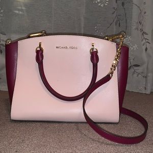 This beautiful Michael Kors purse has never been used and is in great condition!